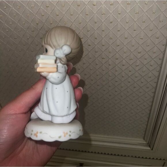 Precious Moments Figurine "Growing In Grace Age 5” - Picture 3 of 3